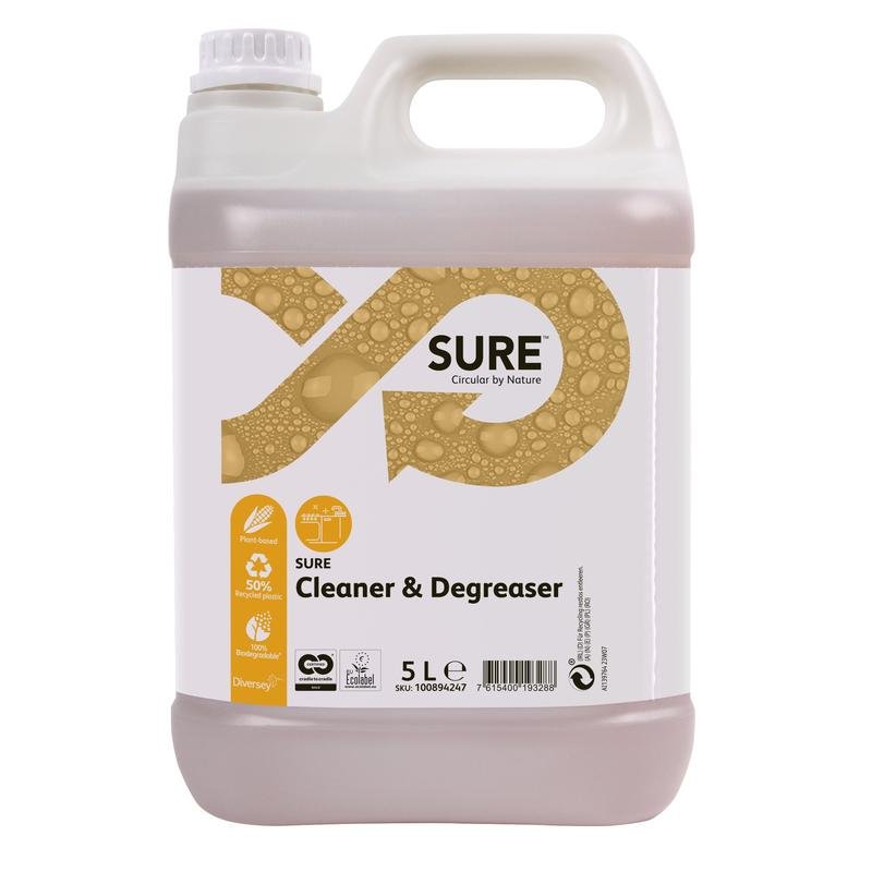 Ένα πλαστικό δοχείο 5 λίτρων με SURE Cleaner & Degreaser, απολιπαντικό, για επιφάνειες ανθεκτικές στο νερό από την Diversey Deutschland GmbH & Co. OHG, με λευκή ετικέτα με χρυσές φυσαλίδες, μαύρες πληροφορίες προϊόντος και λογότυπο, λευκό βιδωτό καπάκι και λαβή.
