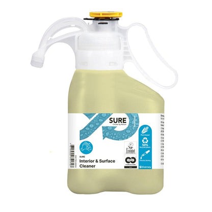 Ένα ανοιχτό κίτρινο SURE Interior & Surface Cleaner Allzweckreiniger από την Diversey Deutschland GmbH & Co. OHG σε ένα εργονομικό πλαστικό μπουκάλι με καπάκι μέτρησης· επισημασμένο ως φιλικό προς το περιβάλλον με φυτικά συστατικά, οικολογικά σύμβολα και οδηγίες χρήσης.