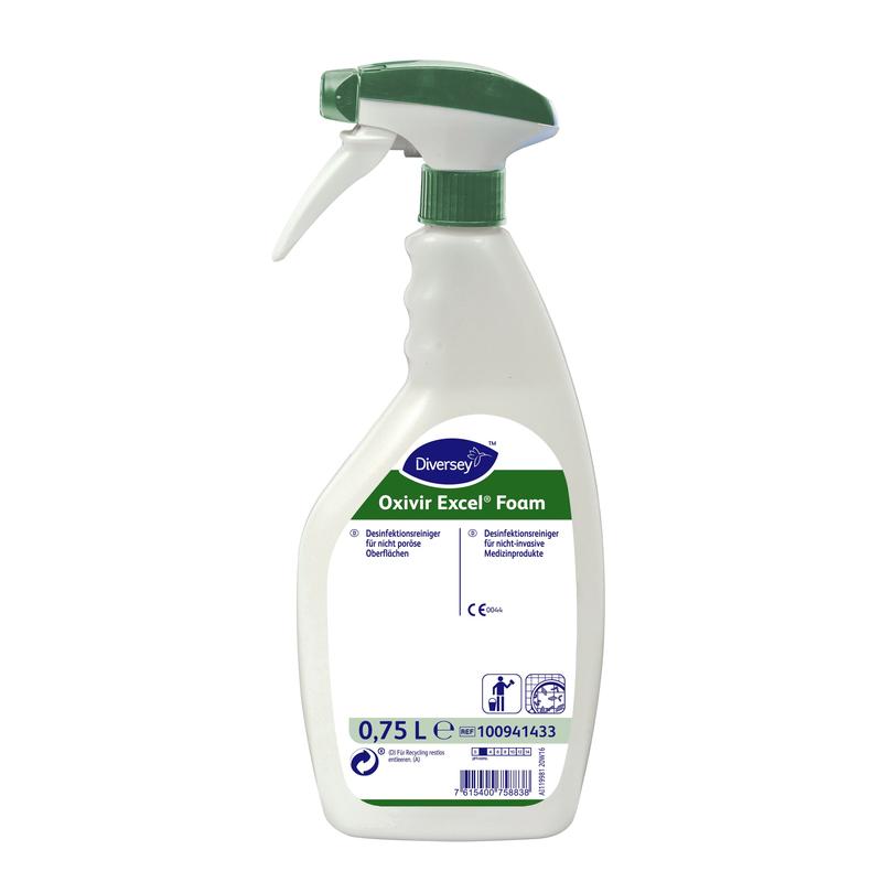 Ένα απολυμαντικό καθαριστικό αφρού Oxivir Excel™ 750 ml με AHP, έτοιμο προς χρήση, από την Diversey Deutschland GmbH & Co. OHG, βρίσκεται με ψεκαστήρα αφρού και πράσινο-λευκή κεφαλή ψεκασμού μπροστά σε λευκό φόντο.