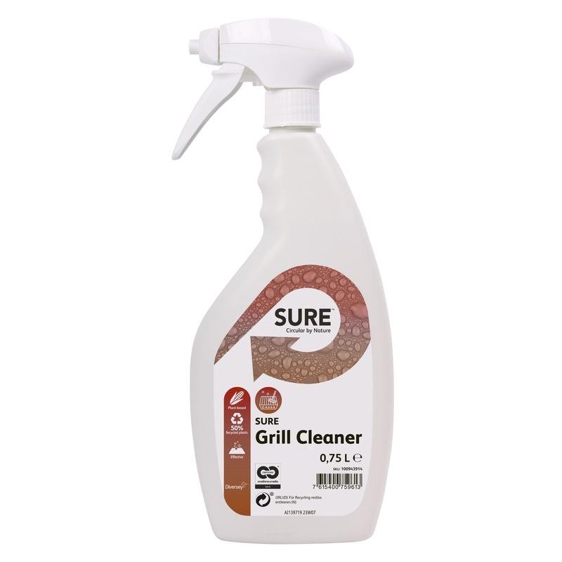 Ένα λευκό μπουκάλι ψεκασμού 0,75 λίτρων SURE Grill Cleaner από την Diversey Deutschland GmbH & Co. OHG με καμπυλωτή λαβή και ακροφύσιο ενεργοποίησης. Η ετικέτα δείχνει φυσαλίδες, φιλικά προς το περιβάλλον σύμβολα και πληροφορίες για την αποτελεσματική καθαριότητα καμένων υπολειμμάτων.