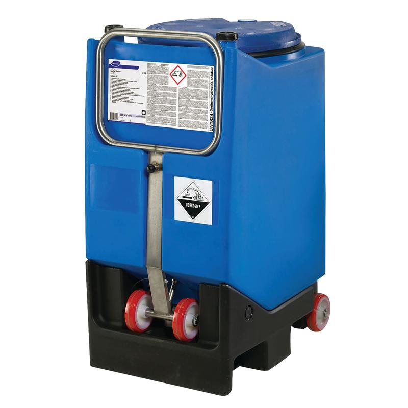 Ένα μεγάλο μπλε πλαστικό δοχείο με Diversey Suma Vario L3.8 καθαριστικό πιάτων με λευκαντικό χωρίς μυρωδιά χλωρίου από την Diversey Deutschland GmbH & Co. OHG, σχεδιασμένο για μεσαίας έως σκληρής σκληρότητας νερό, διαθέτει προειδοποιητικές σημάνσεις και βρίσκεται σε μια μαύρη βάση με λαβή και ρόδες.