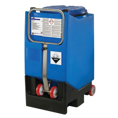 Ένα μεγάλο μπλε πλαστικό δοχείο με Diversey Suma Vario L3.8 καθαριστικό πιάτων με λευκαντικό χωρίς μυρωδιά χλωρίου από την Diversey Deutschland GmbH & Co. OHG, σχεδιασμένο για μεσαίας έως σκληρής σκληρότητας νερό, διαθέτει προειδοποιητικές σημάνσεις και βρίσκεται σε μια μαύρη βάση με λαβή και ρόδες.