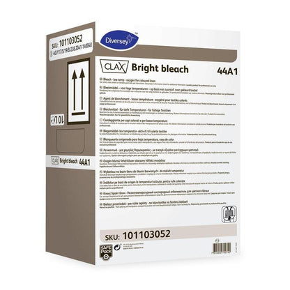 Ένα ορθογώνιο δοχείο με την επιγραφή «Clax Bright Bleach 44A1 Λευκαντικό για χρωματιστά ρούχα» από την Diversey Deutschland GmbH & Co. OHG, με πολυγλωσσικές πληροφορίες προϊόντος, οδηγίες και προειδοποιήσεις. Αποτελεσματικό για χρωματιστά ρούχα και επίμονους λεκέδες. Αριθμός προϊόντος: 101103052.
