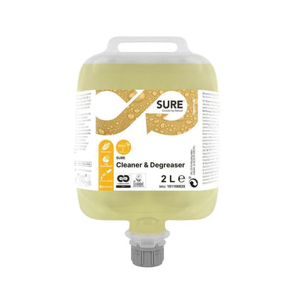 Ένα 2 λίτρων SURE Cleaner & Degreaser απολιπαντικό από την Diversey Deutschland GmbH & Co. OHG, για επιφάνειες ανθεκτικές στο νερό, διαθέτει πάνω λαβή, κάτω στόμιο εξαγωγής, ετικέτα πληροφοριών με σύμβολα και κίτρινο υγρό που είναι ορατό στο διαφανές δοχείο.