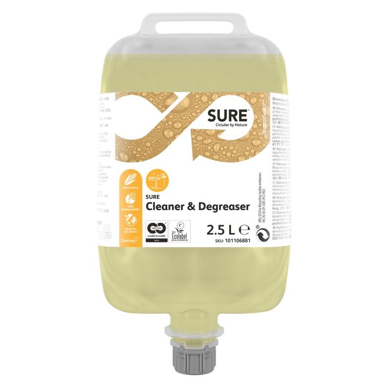 Ένα δοχείο 2,5 λίτρων SURE Cleaner & Degreaser, απολιπαντικό για επιφάνειες ανθεκτικές στο νερό από την Diversey Deutschland GmbH & Co. OHG, με κίτρινο υγρό, πληροφορίες προϊόντος και πιστοποιήσεις στην ετικέτα, την πάνω λαβή και το κάτω στόμιο.