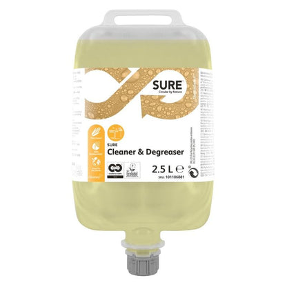 Ένα δοχείο 2,5 λίτρων SURE Cleaner & Degreaser, απολιπαντικό για επιφάνειες ανθεκτικές στο νερό από την Diversey Deutschland GmbH & Co. OHG, με κίτρινο υγρό, πληροφορίες προϊόντος και πιστοποιήσεις στην ετικέτα, την πάνω λαβή και το κάτω στόμιο.