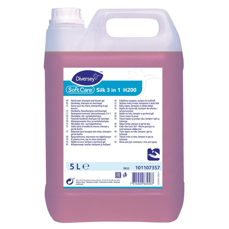 Ένα δοχείο 5 λίτρων της Diversey Deutschland GmbH & Co. OHG Soft Care Silk 3in1 ήπιας λοσιόν σαπουνιού για χέρια, σώμα και μαλλιά, με μπλε-λευκή ετικέτα με πληροφορίες προϊόντος, γραμμωτό κώδικα και αριθμό παρτίδας.