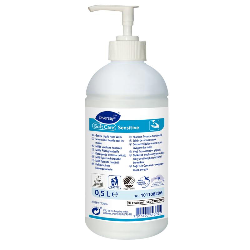 Ένα μπουκάλι 500 ml Diversey Soft Care Sensitive ήπιας λοσιόν χεριών χωρίς άρωμα και χρωστικές από την Diversey Deutschland GmbH & Co. OHG, με αντλία, λευκή ετικέτα με μπλε πινελιές και πολυγλωσσικές λεπτομέρειες προϊόντος.