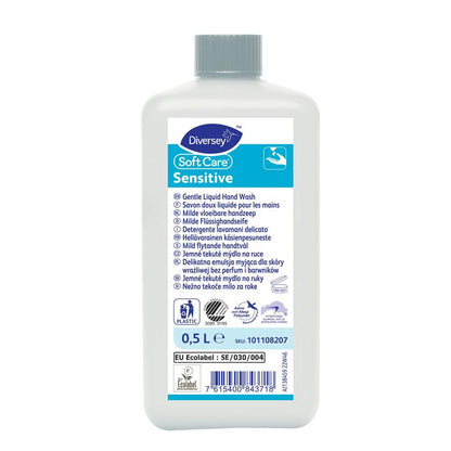 Ένα μπουκάλι 500 ml της Diversey Deutschland GmbH & Co. OHG Soft Care Sensitive ήπιας λοσιόν χεριών χωρίς άρωμα και χρωστικές διαθέτει μπλε-λευκή ετικέτα με πολυγλωσσικές πληροφορίες προϊόντος, δερματολογικές δοκιμές και σύμβολα ανακυκλωσιμότητας.