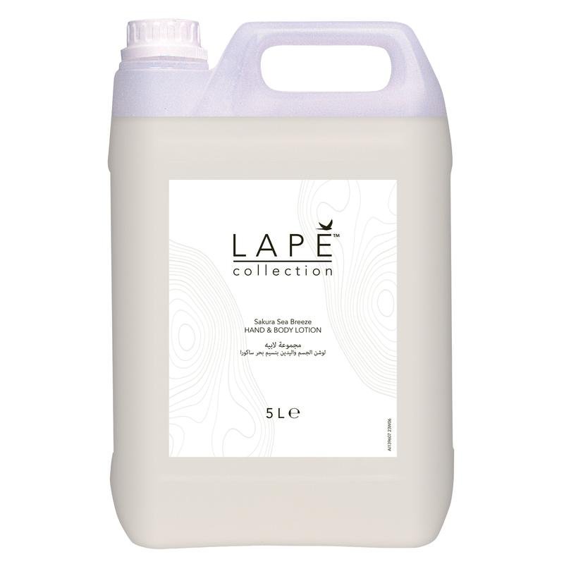 Το δοχείο των 5 λίτρων της LAPE Earth Collection Sakura Sea Breeze Hand & Body Lotion από τη Diversey Deutschland έχει ένα ανθισμένο-φρέσκο άρωμα, μια λαβή, ένα βιδωτό καπάκι και μια λευκή ετικέτα με μαύρο κείμενο και αφηρημένα γραμμικά μοτίβα.