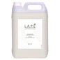 Το δοχείο των 5 λίτρων της LAPE Earth Collection Sakura Sea Breeze Hand & Body Lotion από τη Diversey Deutschland έχει ένα ανθισμένο-φρέσκο άρωμα, μια λαβή, ένα βιδωτό καπάκι και μια λευκή ετικέτα με μαύρο κείμενο και αφηρημένα γραμμικά μοτίβα.