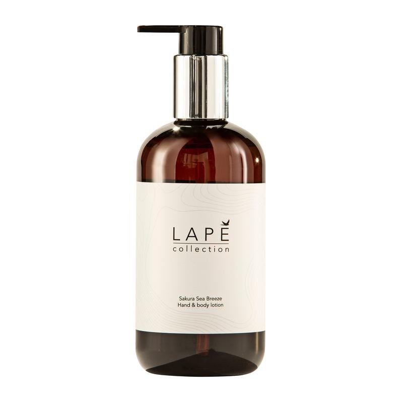 Η LAPE Earth Collection Sakura Sea Breeze Hand & Body Lotion (300 ml) από την Diversey Deutschland GmbH & Co. OHG έχει ένα μινιμαλιστικό καφέ μπουκάλι με αντλία και έναν κομψό ασημί-μαύρο διανομέα και προσφέρει ένα λουλουδάτο-φρέσκο άρωμα για την καθημερινή φροντίδα.