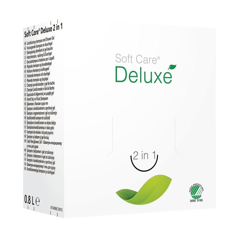 Ένα λευκό κουτί με την επιγραφή «Soft Care Deluxe 2 σε 1, Αφρόλουτρο & Σαμπουάν» από την Diversey Deutschland έχει μια πράσινη γραφική παράσταση φύλλου, μια ένδειξη όγκου 0,8 λίτρων, πλευρικές οδηγίες και ένα οικολογικό σήμα στο μπροστινό μέρος.