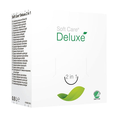 Ένα λευκό κουτί με την επιγραφή «Soft Care Deluxe 2 σε 1, Αφρόλουτρο & Σαμπουάν» από την Diversey Deutschland έχει μια πράσινη γραφική παράσταση φύλλου, μια ένδειξη όγκου 0,8 λίτρων, πλευρικές οδηγίες και ένα οικολογικό σήμα στο μπροστινό μέρος.