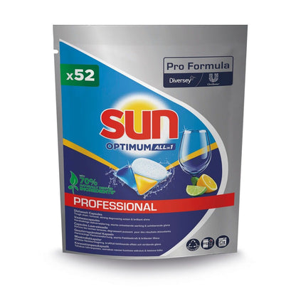 Ένα ασημί-μπλε σακουλάκι με την επιγραφή "Sun Professional Optimum All in One" από την Diversey Deutschland GmbH & Co. OHG, με ένα δισκίο, ένα ποτήρι κρασιού και φέτες εσπεριδοειδών. Η συσκευασία περιέχει 52 κάψουλες πλυντηρίου πιάτων με γυαλιστικό και αλάτι. Οι πληροφορίες προϊόντος βρίσκονται στο κάτω μέρος.