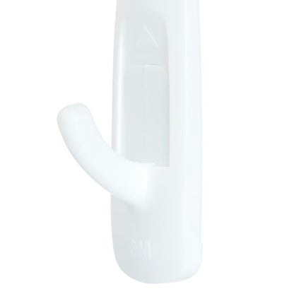 Μια κοντινή λήψη του Μεσαίου μεγέθους Command™ Γάντζου πολλαπλών χρήσεων M σε πακέτο πλεονεκτήματος, 17001-2 της 3M Deutschland GmbH - ένας λευκός πλαστικός γάντζος με καμπυλωτό γάντζο και το λογότυπο 3M για στερέωση χωρίς ζημιές.