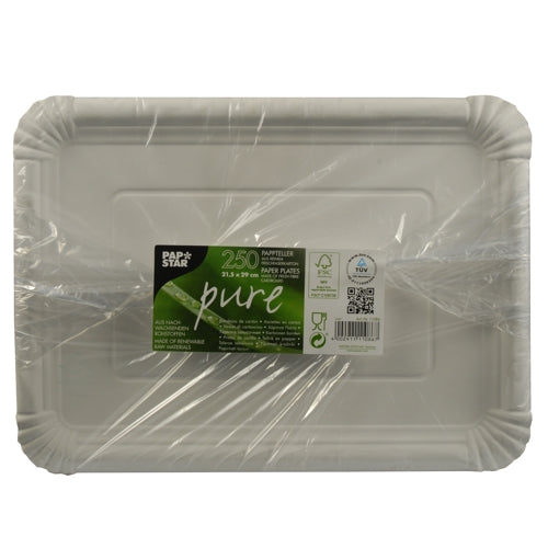 Ein Stapel mit 250 PAPSTAR "pure" eckigen weißen Papptellern aus Frischfaserkarton, umweltfreundlich in Plastik verpackt, mit grünem Etikett mit Produktinfos und Zertifizierungslogos von PAPSTAR GmbH.
