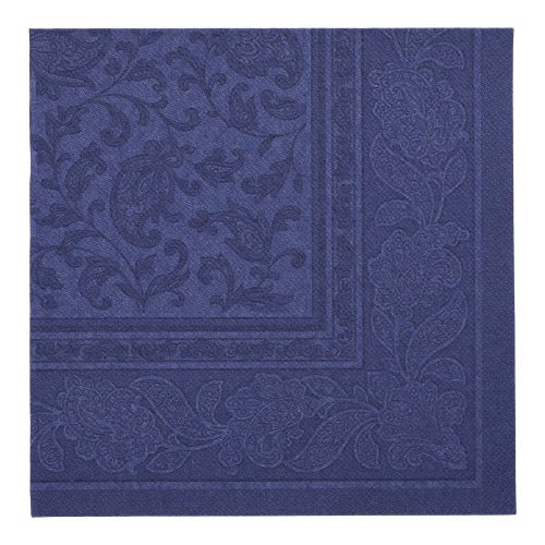 Μια PAPSTAR 50 χαρτοπετσέτες «ROYAL Collection» με πτυχή 1/4, διαστάσεων 40 x 40 εκ., σε σκούρο μπλε χρώμα από PAPSTAR GmbH, με ανάγλυφο περίγραμμα με μοτίβα λουλουδιών και πέισλι, παρουσιάζεται επίπεδη πάνω σε μονόχρωμο φόντο.