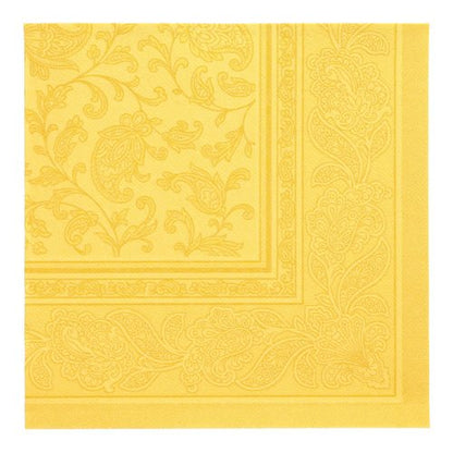 Μια κίτρινη PAPSTAR GmbH 50 χαρτοπετσέτες "ROYAL Collection" χαρτοπετσέτα (1/4-πτυχή, 40 x 40 εκ.) με ανάγλυφο μοτίβο Paisley και λουλουδιών απεικονίζεται διπλωμένη από πάνω.