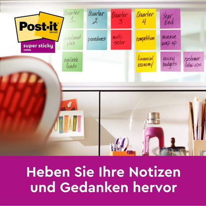 Στον τοίχο κρέμονται πολύχρωμα Post-it® Super Sticky Z-Notes (3M Deutschland GmbH, 76x76 mm, 90 φύλλα/μπλοκ), με ετικέτες για τρίμηνα και θέματα στα Αγγλικά. Το λογότυπο και το γερμανικό κείμενο τονίζουν το διαφημιστικό μήνυμα: 14 μπλοκ + 2 δωρεάν/συσκευασία, PEFC πιστοποιημένο.