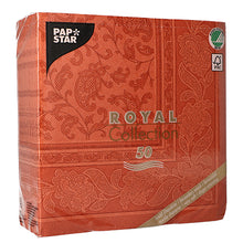 Ein 50er-Pack PAPSTAR "ROYAL Collection" 1/4-Falz-Servietten in Terracotta (40 x 40 cm) von PAPSTAR GmbH, mit floralem Muster und FSC/Recycling-Symbolen-hochwertige Papierservietten für jeden Anlass.