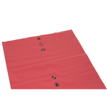 Η κόκκινη σακούλα απορριμμάτων DEISS PREMIUM® 70L από ανακυκλωμένο LDPE της EMIL DEISS KG (GmbH + Co.) είναι μεγάλη, επίπεδη και ανθεκτική με τρία μαύρα τυπωμένα σύμβολα, συμπεριλαμβανομένου ενός συμβόλου ανακύκλωσης 65 - ιδανική ως φιλική προς το περιβάλλον σακούλα απορριμμάτων.