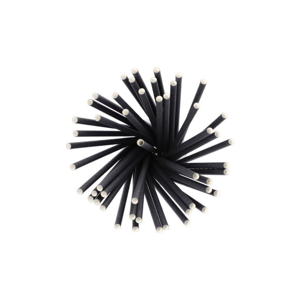 Μια άποψη από ψηλά μιας ομάδας φιλικών προς το περιβάλλον, μαύρων κυλινδρικών ράβδων με λευκές άκρες, που μοιάζουν με βιώσιμα καλαμάκια Shake από χαρτί Ø 8 mm, 25 cm, της PAPSTAR GmbH, τοποθετημένα σε ακτινωτό μοτίβο αστέρι.