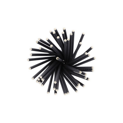 Μια άποψη από ψηλά μιας ομάδας φιλικών προς το περιβάλλον, μαύρων κυλινδρικών ράβδων με λευκές άκρες, που μοιάζουν με βιώσιμα καλαμάκια Shake από χαρτί Ø 8 mm, 25 cm, της PAPSTAR GmbH, τοποθετημένα σε ακτινωτό μοτίβο αστέρι.