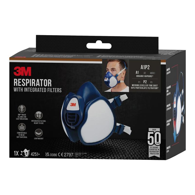 Η μάσκα αναπνοής 3M™ με ενσωματωμένα φίλτρα από την 3M Deutschland GmbH απεικονίζεται στο κουτί, που δείχνει τη μάσκα κατά τη χρήση και τονίζει χαρακτηριστικά όπως προστασία 50+ ωρών και τα μοντέλα 4251+ και 2797.