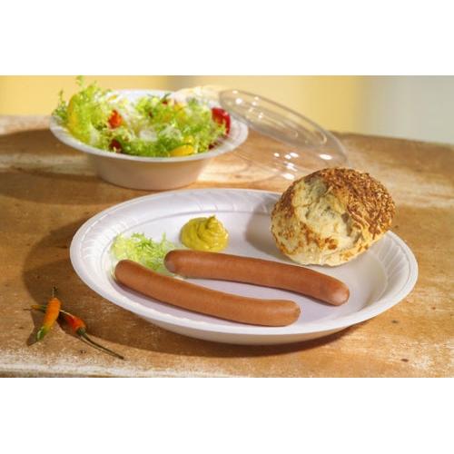 Ein Pappteller mit zwei Würstchen, Senf, Salat und einem Brötchen. Im Hintergrund steht eine Salatschüssel mit dem Starpak 50 Dom-Deckel, R-PET rund Ø 15,5 cm · 2,5 cm klar | Schrumpffolie (50 Stück) und drei kleinen Chilischoten auf dem Tisch.