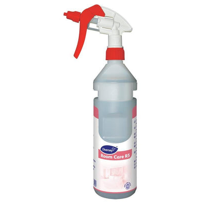 Ένα διαφανές πλαστικό μπουκάλι ψεκασμού Room Care R5 Plus, άδειο, από την Diversey Deutschland GmbH & Co. OHG με κόκκινο-λευκό ψεκαστήρα φέρει το λογότυπο Diversey και σημαντικές πληροφορίες προϊόντος στην ετικέτα.