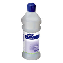 Eine Room Care R1 Plus Flasche, leer aus Kunststoff von Diversey Deutschland GmbH & Co. OHG hat einen blauen Verschluss und ein blau-weißes Etikett mit einer Badezimmerillustration und Produktinformationen.