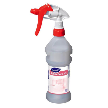 Ένα «Room Care R5 Plus μπουκάλι ψεκασμού, άδειο» της Diversey Deutschland GmbH & Co. OHG με κόκκινο ακροφύσιο ψεκασμού και λευκή-μπλε ετικέτα, σχεδιασμένο για χρήση με διαλύματα καθαρισμού δωματίων.