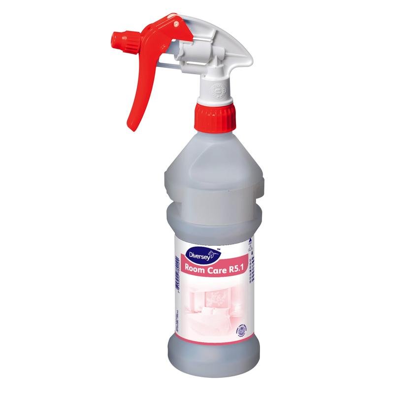 Ένα διαφανές άδειο μπουκάλι ψεκασμού με κόκκινη σκανδάλη και καπάκι από την Diversey Deutschland GmbH & Co. OHG με την επιγραφή «Room Care R5.1 Plus Sprühflasche, leer», με πληροφορίες για το προϊόν και το καθαριστικό και μια εικόνα δωματίου στο παρασκήνιο.