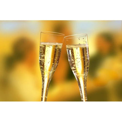 Δύο Starpak 50 ποτήρια με στέλεχος (άνω μέρη) για σαμπάνια, PS 0,1 l διαυγή, ανυψώνονται για πρόποση, με το καθαρό τους σχέδιο να αναδεικνύει ζωντανές φυσαλίδες μπροστά από ένα απαλά θολωμένο, θερμά φωτισμένο υπόβαθρο.