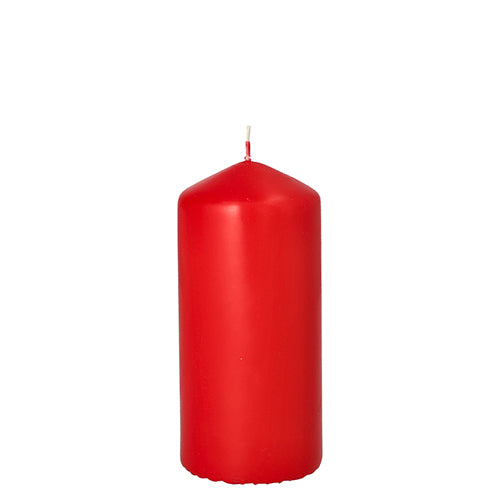 Eine einzelne, unbeleuchtete Starpak Stumpenkerze mit extra langer Brenndauer (Ø 60 mm, 130 mm) mit glatter roter Oberfläche und zentriertem weißen Docht steht aufrecht vor einem schlichten weißen Hintergrund.