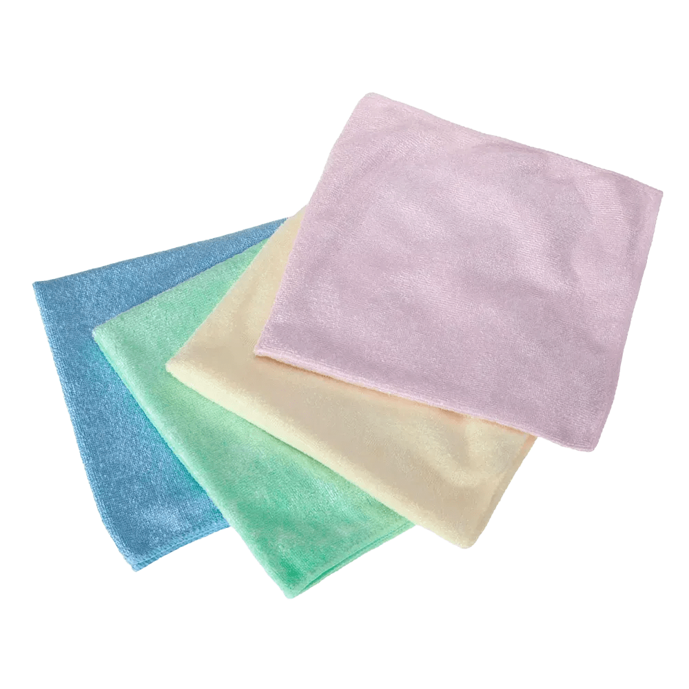 Τέσσερις πετσέτες μικροϊνών AMPri Clean Comfort, κομψά παρουσιασμένες στις παστέλ αποχρώσεις μπλε, πράσινου, κίτρινου και ροζ της AMPri Handelsgesellschaft mbH, είναι καλλιτεχνικά τοποθετημένες σε ένα αψεγάδιαστο λευκό φόντο.