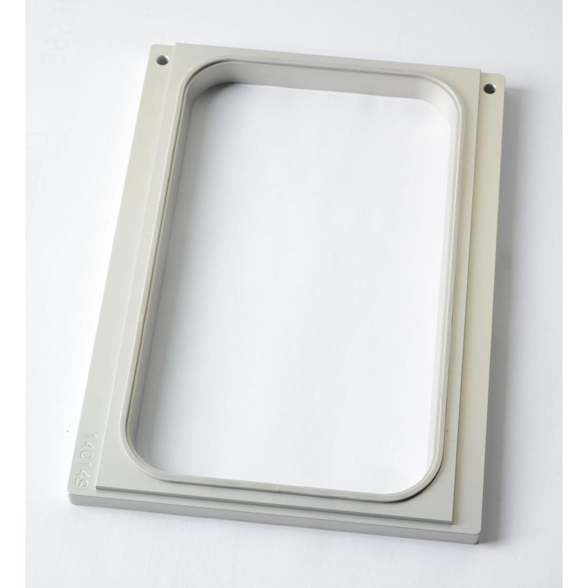 Η κασέτα Duni GmbH DF10/20 είναι ένα ορθογώνιο, ανοιχτό γκρι πλαίσιο με στρογγυλεμένες εσωτερικές γωνίες και τέσσερις τρύπες για βίδες, ιδανικό για την οργάνωση PP δοχείων 265x162x50 ή 265x162x70 mm ως πρακτική λύση αποθήκευσης. Η συσκευασία περιέχει 1 τεμάχιο.