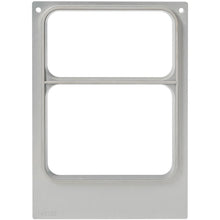 Die Kassette DF10/20 für CPET Schalen, 2-kompartiment (515/370 ml) von Duni GmbH ist eine rechteckige Metallschablone mit zwei gleichen Fächern, einem Mittelsteg, vier Schraublöchern und einer eingeprägten Nummer in der linken unteren Ecke.