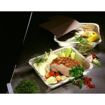 Τρία δοχεία Starpak 3 Gastronorm από αλουμίνιο (8,5 λίτρα, 8 εκ x 32,6 εκ x 52,7 εκ) δείχνουν λαχανικά όπως τομάτες, λάχανο, αγκινάρα και πιπεριές, καθώς και ένα καρυκευμένο ψητό. Βότανα και μαϊντανός βρίσκονται δίπλα στα δοχεία πάνω στο σκοτεινό τραπέζι.