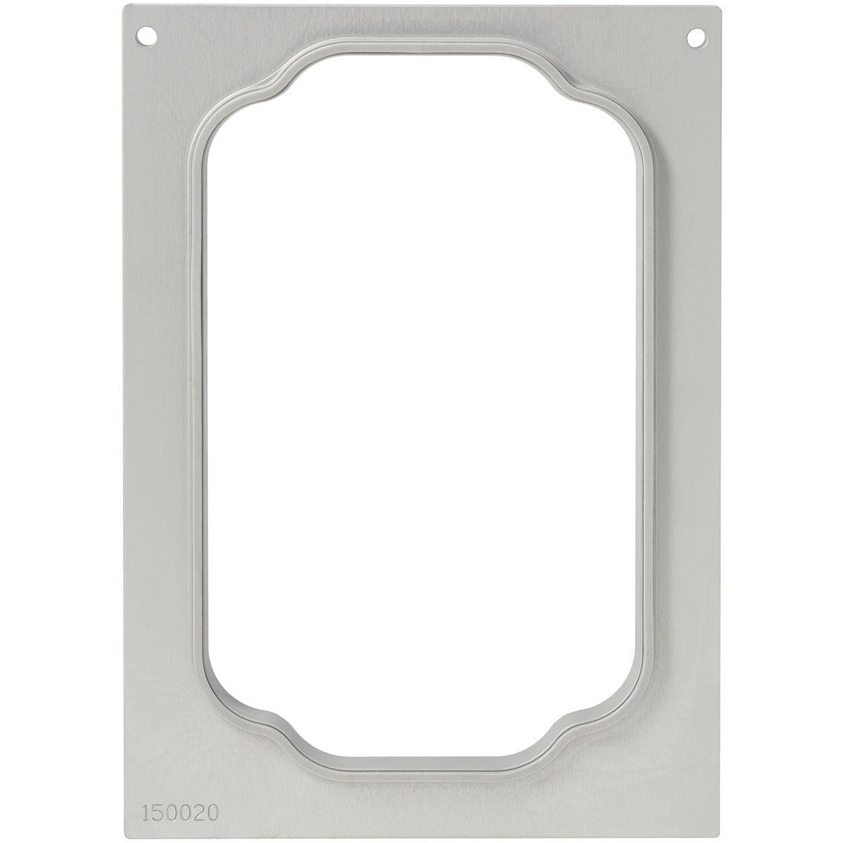 Μια πρακτική, ανθεκτική κασέτα για PP-κουτιά Take Away (1100-1750 ml) από την Duni GmbH. Ορθογώνιο μεταλλικό πλαίσιο με στρογγυλεμένες εσωτερικές άκρες, τρύπες στερέωσης στις άνω γωνίες, χάραξη "150020" κάτω αριστερά, ανοιχτό κέντρο. Συσκευασία με 1 τεμάχιο.