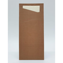 Ein brauner Papierumschlag (190 x 85 mm) der Duni GmbH, dessen obere Ecke leicht geöffnet ist, zeigt im Inneren eine weiße Sacchetto Zelltuch-Serviette vor einem schlichten hellgrauen Hintergrund und hebt dieses praktische Accessoire hervor.