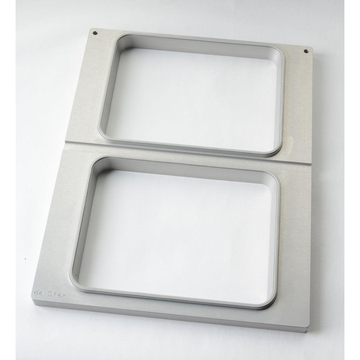 Die Duni GmbH Kassette DF15/25 für CPET Schalen 960-1500 ml - 2-nutzig ist ein rechteckiger Metallrahmen mit zwei vertikal angeordneten Öffnungen, gebürstetem Finish und abgerundeten Kanten - perfekt für die Aufbewahrung von CPET Schalen auf jeder weißen Oberfläche.