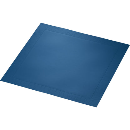 Μια μπλε πετσέτα Klassikservietten 40 x 40 cm 4 στρώσεων, ανάγλυφη 1/4 Falz της Duni GmbH, με δομημένη άκρη και λείο κέντρο, απεικονίζεται σε λευκό φόντο.