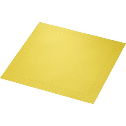 Μια τετράγωνη κίτρινη χάρτινη πετσέτα Duni GmbH Klassikservietten, 40 x 40 cm, 4 στρώσεων, ανάγλυφη με 1/4 Falz, βρίσκεται επίπεδη σε λευκό φόντο.