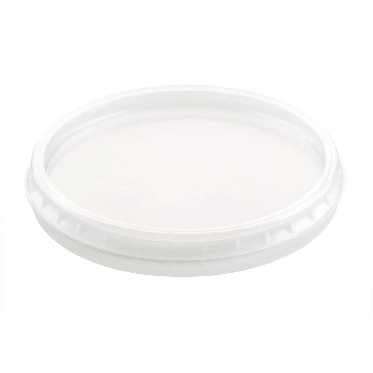 Ένα διαφανές, στρογγυλό καπάκι PP (101x101 mm) της Duni GmbH, απεικονίζεται σε ένα απλό λευκό φόντο. Το καπάκι για 156421-25 είναι ανθεκτικό και ιδανικό για συσκευασίες - έρχεται σε συσκευασία των 50 τεμαχίων για αξιόπιστο κλείσιμο.