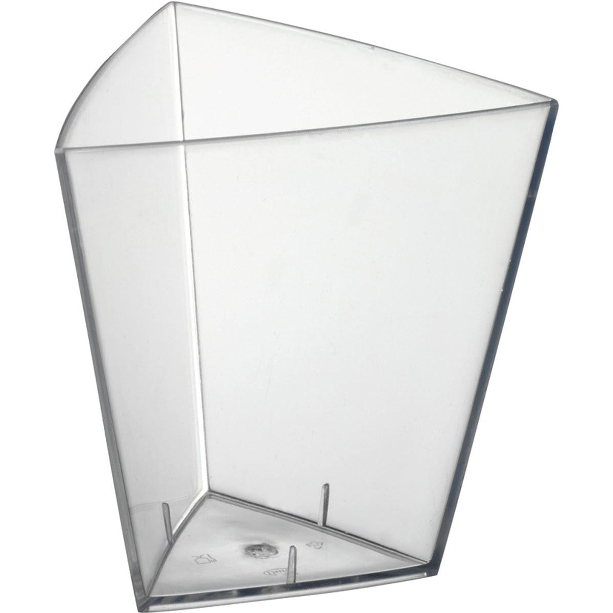 Ein klarer, leerer Tri, groß Transparent PS 62x62x68 Becher der Duni GmbH steht aufrecht auf einem weißen Hintergrund. Der dreieckige Kunststoffbecher hat glatte Seiten, die sich oben nach außen wölben. Die Packung enthält 54 Stück.