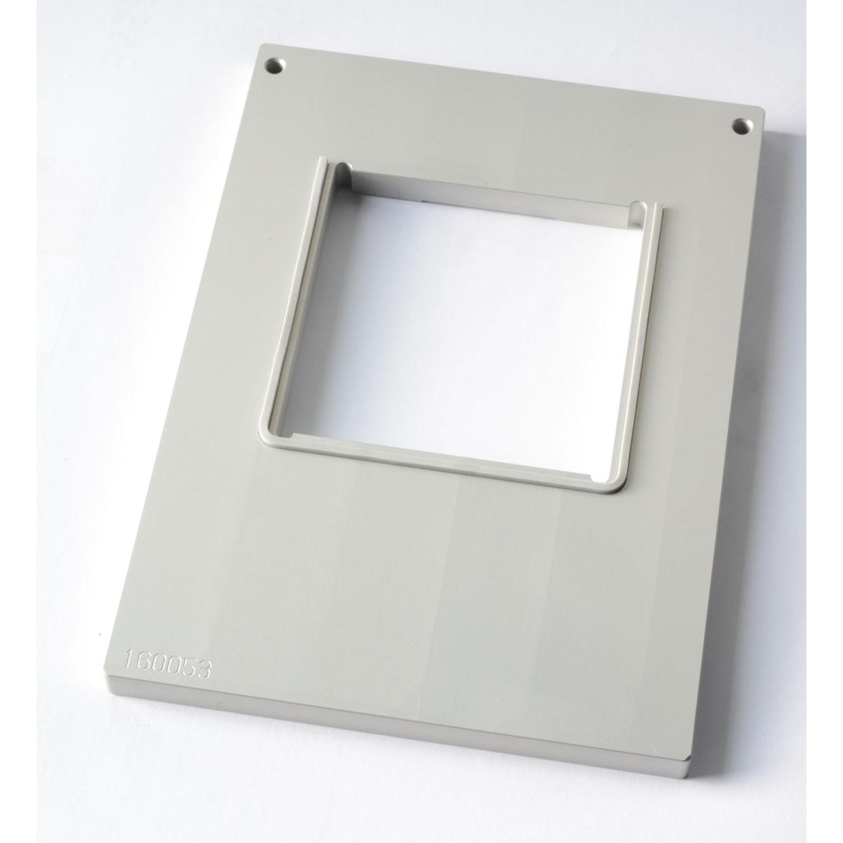 Eine hellgraue rechteckige Platte mit einem großen quadratischen Ausschnitt passt zur Kassette DF10/20 für quadratische Pappbox, 550 ml, von Duni GmbH. Sie hat zwei Schraublöcher und die eingeprägte Nummer 160053 in der Ecke.