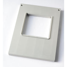 Eine hellgraue rechteckige Platte mit einem großen quadratischen Ausschnitt passt zur Kassette DF10/20 für quadratische Pappbox, 550 ml, von Duni GmbH. Sie hat zwei Schraublöcher und die eingeprägte Nummer 160053 in der Ecke.