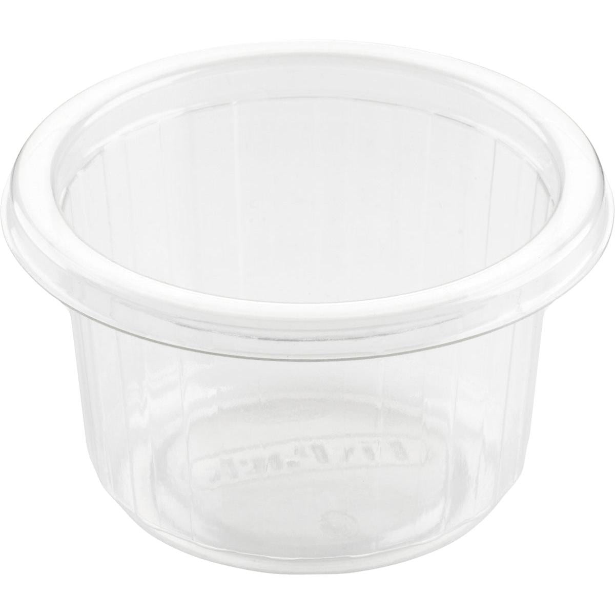 Το Duni GmbH Dressingbecher Fixpack Transparent APET 80x80x46 mm (Πακέτο 50 τεμαχίων) είναι ένα μικρό, ραβδωτό, ευρύγωνο δοχείο, ιδανικό για σάλτσες ή καρυκεύματα, που απεικονίζεται κενό σε λευκό φόντο.